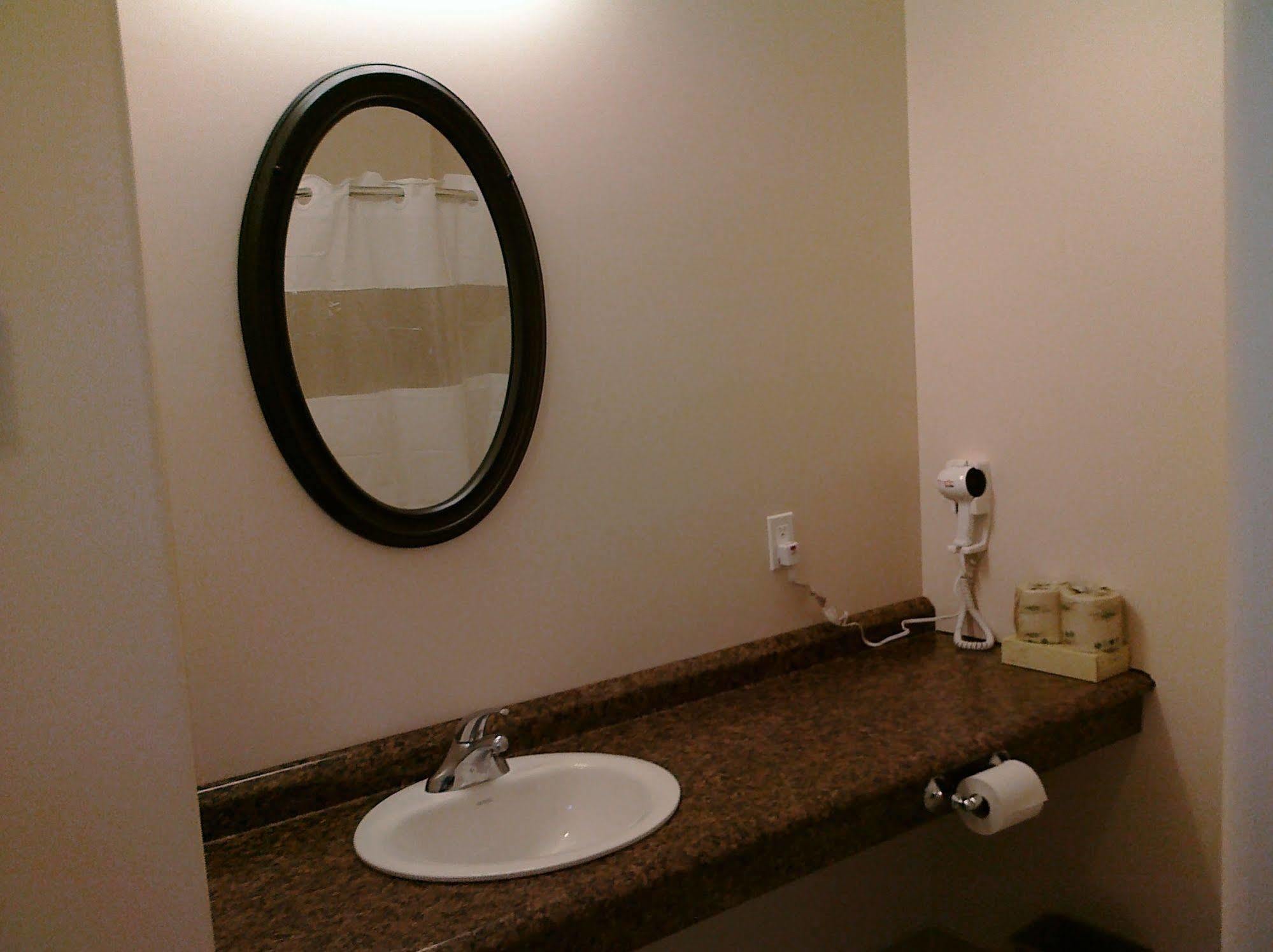 Auberge Macdonald Guest Inn Iroquois Falls Εξωτερικό φωτογραφία